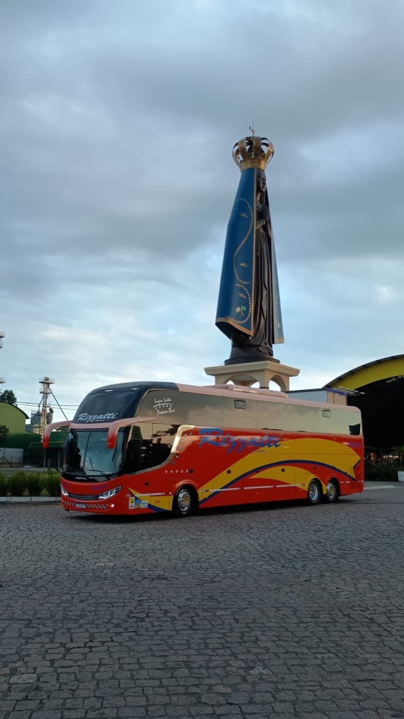 Ônibus leito total da frota Rizzatti no Santuário de Aparecida