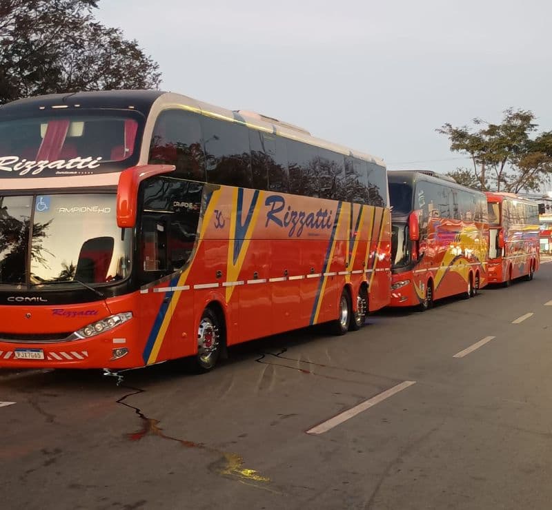 Frota de ônibus Rizzatti enfileirada pronta para a saída